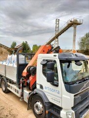 Camión grúa y volquete